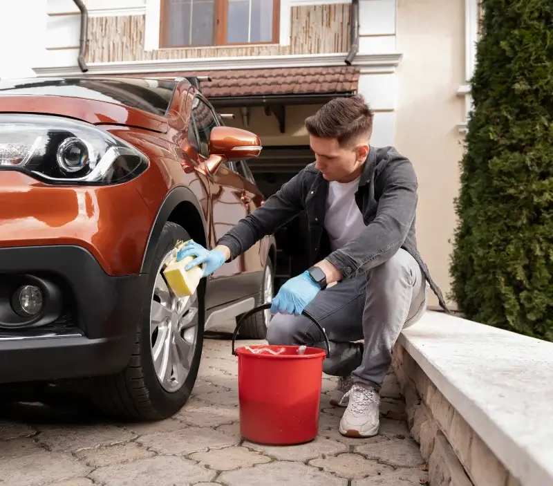 Lavage auto à domicile Thimert-Gâtelles : professionnel intervenant sur un véhicule